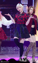 组图：EXO圣诞装热舞《MCD》 孝琳大尺度惹火