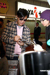 高清组图：温拿五虎周末小巨蛋开唱 最常青乐团遭师奶粉丝接机 