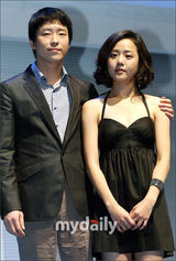 幻灯图：文根英参加舞台剧出道作《Closer》发布会