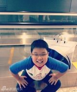 组图：吕良伟妻儿近照曝光 爱子可爱似红人小胖