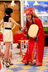 幻灯图：《康熙来了》蔡康永紧搂小S开心“领奖” 