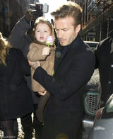 组图：小贝抱爱女助阵妻子时装秀 小七举花卖萌