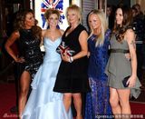 组图：贝克汉姆一家盛装亮相 辣妹摆酷三子型爆