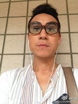 台歌手李立崴微博生前照 爱萌犬自侃酷似梁家辉
