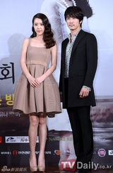 组图：宋承宪宣传新剧扮大佬 申世京粉裙秀春意