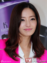 组图：韩彩英艳粉春装甜笑站台知性而优雅