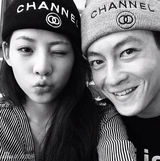 组图：陈冠希带小女友逛街 十指紧扣秀恩爱