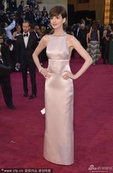 组图：安妮-海瑟薇粉色露背裙 玉肌美艳诱人