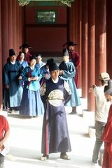 高清组图：朱智勋拍《我是王》穿古装显气势