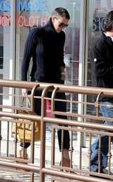 组图：查理兹-塞隆穿深蓝毛衣带黑超酷帅街拍