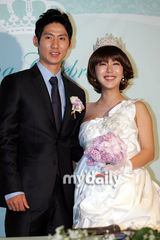 幻灯图：原SES成员Shoo与篮球选手林孝成举行婚礼