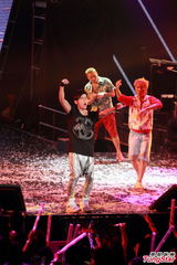 组图：周杰伦香港演唱会落幕 陈奕迅台上力挺