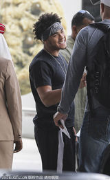 组图：史密斯携两子亮相机场 身型壮硕酷劲十足