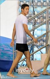 组图：韩星UEE金贤重录节目素颜高台跳水