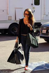 组图：阿尔芭提大包小包现身 黑超遮面气质靓丽