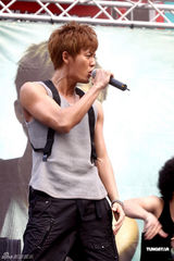 组图：吴克群新碟庆功会火爆 欲露腹肌答谢歌迷