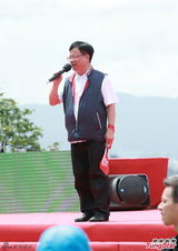 组图：赵薇庆祝香港回归 手举红旗头戴运动帽