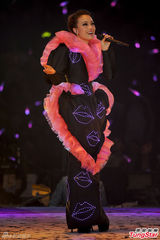 组图：容祖儿平安夜献声 红色嘴唇装与歌迷欢庆