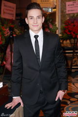 组图：毛舜筠为女儿放弃吸金 为其拍拖打预防针