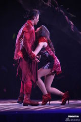 组图：郑伊健开唱秀肌肉与女模热舞 蒙嘉慧现身支持