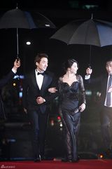 组图：韩国电影青龙奖首尔举行 红毯众星云集