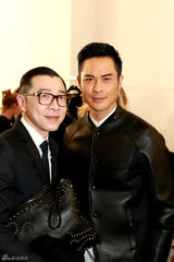 组图：郑嘉颖受邀巴黎看秀 大手笔办新衣