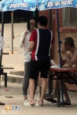 组图：章子怡喂玉米照遭 撒贝宁黑面回京