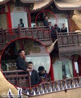 组图：刘德华坐龙船游西湖显霸气 向游客挥手致意