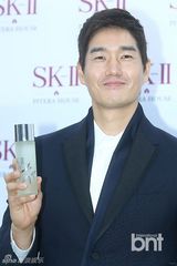 组图：韩星刘智泰出席品牌纪念活动绅士帅气