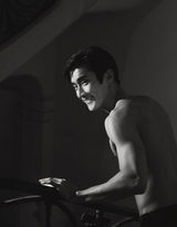 组图：崔始源微博晒半裸写真霸气外露