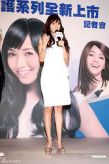 组图：待嫁新娘侯佩岑亮丽现身 浪漫卷发造型显甜美