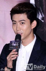 组图：2PM泽演苏怡贤新剧发布亲密黑白配