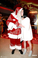 高清图：周迅化身月亮女神 求教诺贝尔奖得主高锟