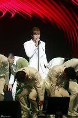 高清图：韩歌手金亨俊新专辑发布亲友齐站台