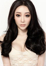 组图：王子其蕾丝装性感代言 火爆身材添神秘感