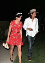 组图：凯蒂和梅耶再度约会 出双入对秀甜蜜