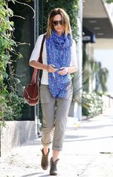 组图：艾米丽-布朗特打扮干练花围巾抢眼