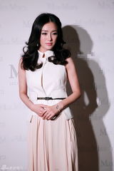 组图：秦岚优雅现身时装秀尽显迷人魅力