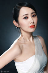 组图：孙耀琦白裙写真 红唇靓妆小露性感