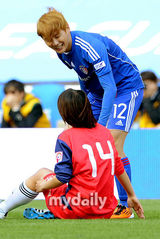 组图：金俊秀金贤重等参加友谊球赛 绿茵场上飙帅