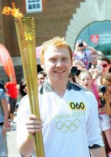 组图：《哈利-波特》男星鲁伯特伦敦传递奥运火炬