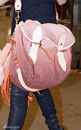 幻灯图集：维多利亚现身机场 衣着单薄秀身材