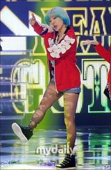 组图：韩团少女时代露小蛮腰 新曲打榜三连冠