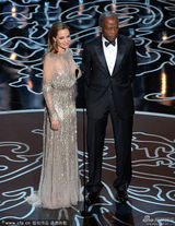 组图：安吉丽娜-朱莉与西德尼-波蒂埃开奖