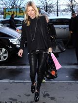 组图：凯特-莫斯举家出行 丈夫寸步不离爱意浓