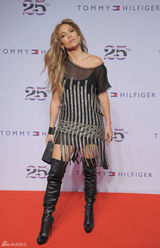 高清组图：41岁詹妮弗-洛佩兹性感亮相时装秀