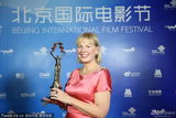组图：直击影节闭幕后台 颜丙燕美艳男配吻奖杯