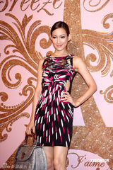 幻灯图：侯佩岑小洋装俏丽 白歆惠裙角飞扬