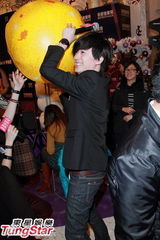 组图：古巨基携钟舒漫洪卓立平安夜献唱庆圣诞