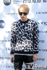 组图：金在中设计师身份出席活动 奶牛装显潮范